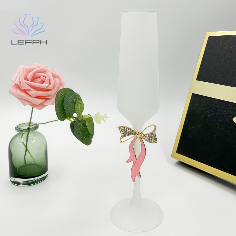 Frosted creative pink bow champagne glasses